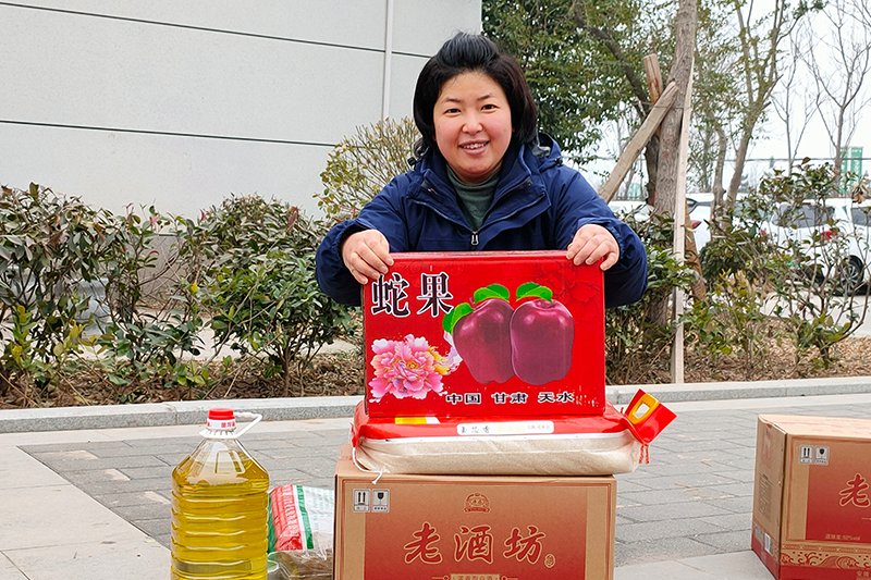 1673487319137262.png 福利品發(fā)放現(xiàn)場熱火朝天各單位人員配合默契13